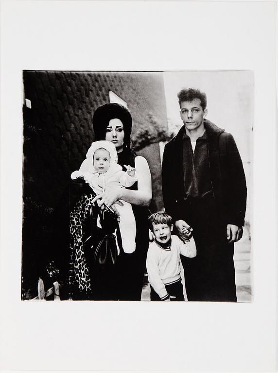 DIANE ARBUS, Portfolio with 12 heliogravures published by Electa in 1979. Numbered 26/1000.