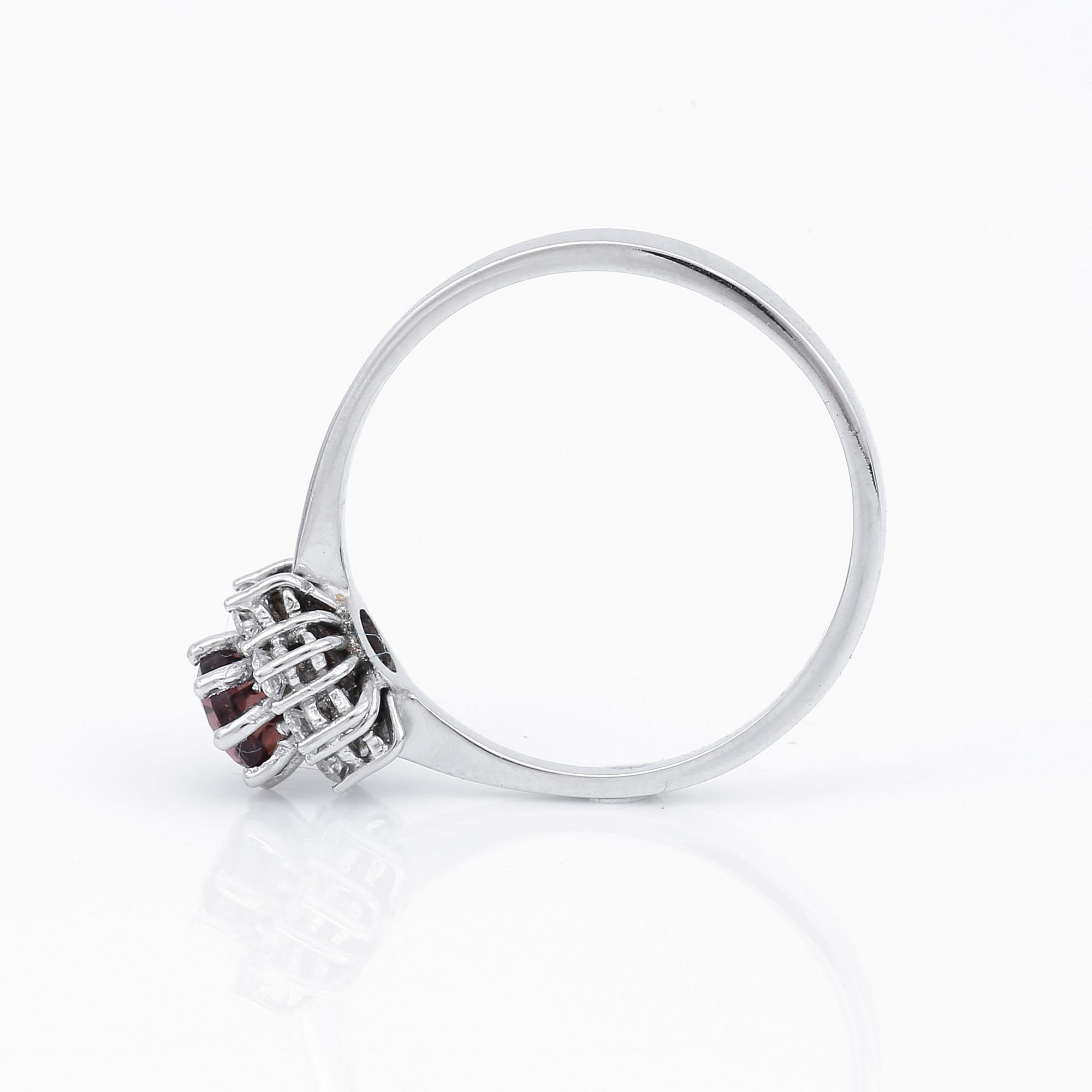 RING, 14K vitguld med turmalin 0,52 ct och 8 briljantslipade diamanter tot ca 0,23 ct. Vikt 2,31 gram.