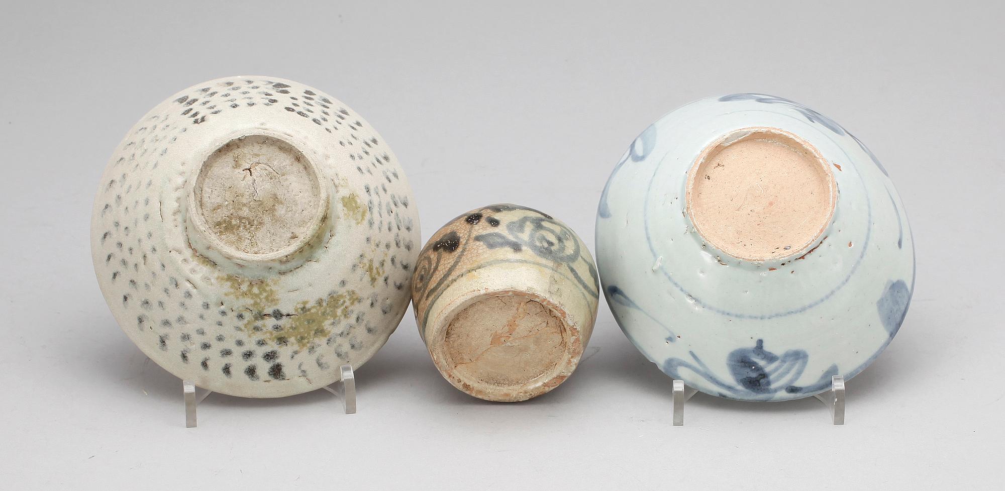 SKÅLAR, 2 st samt VAS, keramik, bl a troligen Ming.