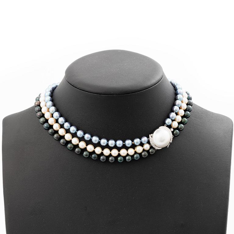 Three-row pearl necklace with cultured pearls, with an 18K white gold clasp set with a mabé pearl and octagonal-cut diamonds.