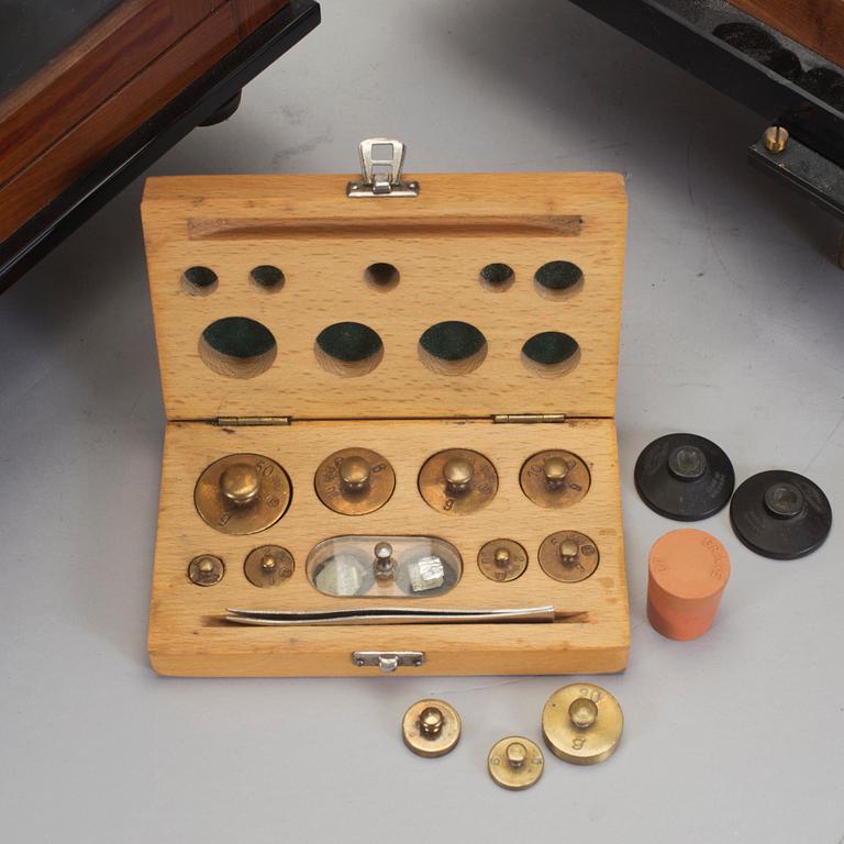 APOTEKSVÅGAR, 2 st, samt vikter, balnd annat Sartorius-Werke Göttingen. 1900-talets första hälft samt mitt.