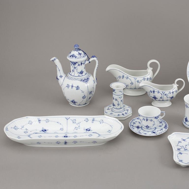 MATSERVIS, 64 delar, porslin, "Musselmalet", Royal Copenhagen.