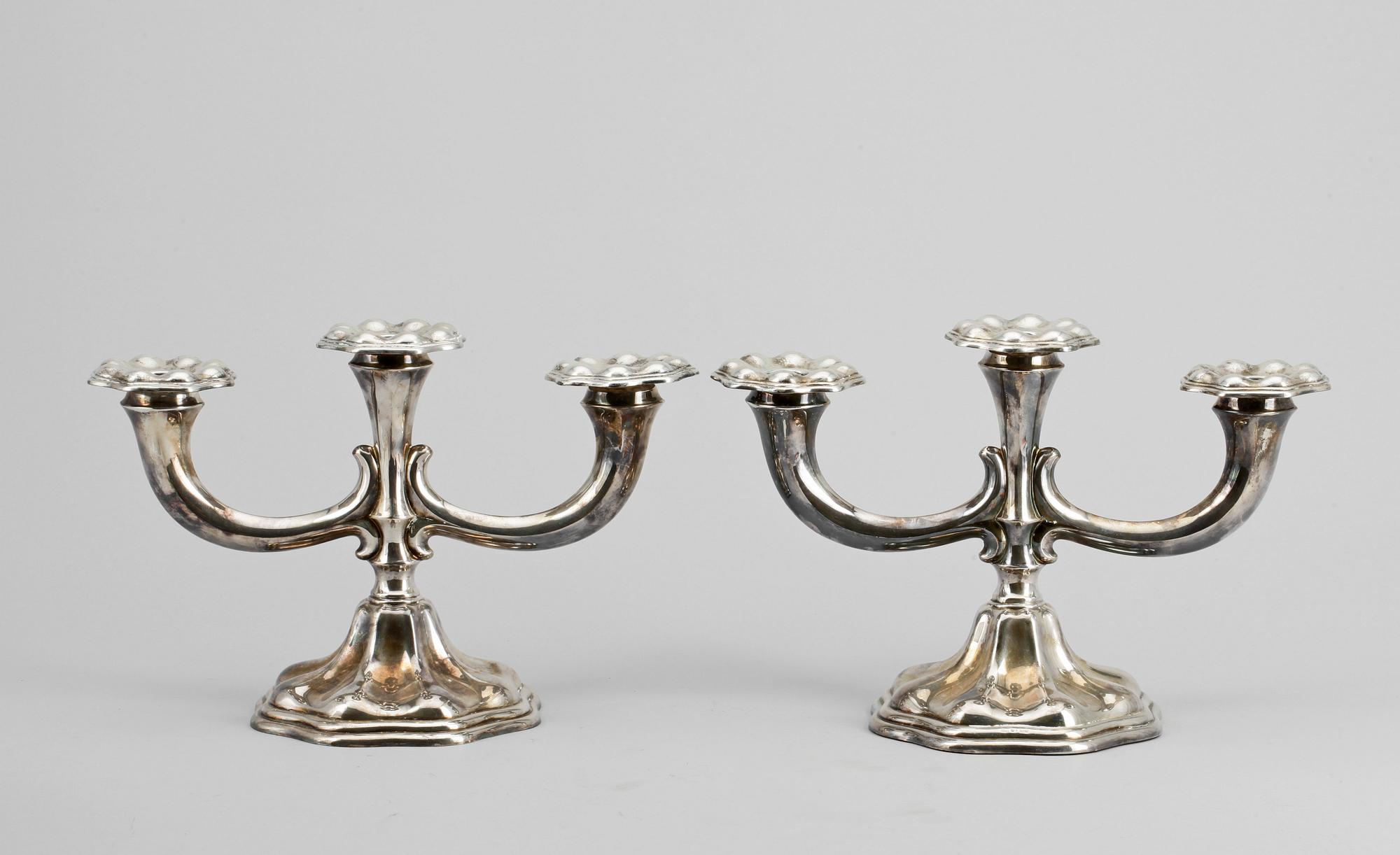 KANDELABRAR, ett par, silver, C.G Hallberg, Stockholm. 1952. Vikt ca 400 gram.