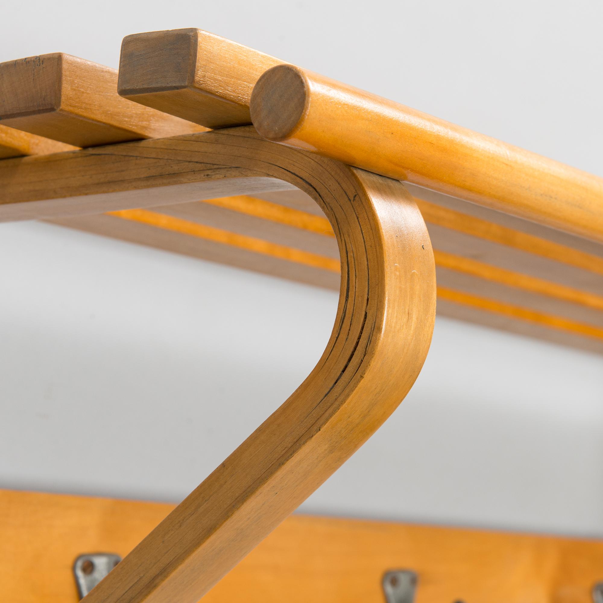 Alvar Aalto, hatthylla/ klädhängare för O.Y. Huonekalu-ja Rakennustyötehdas A.B, 1900-talets mitt.