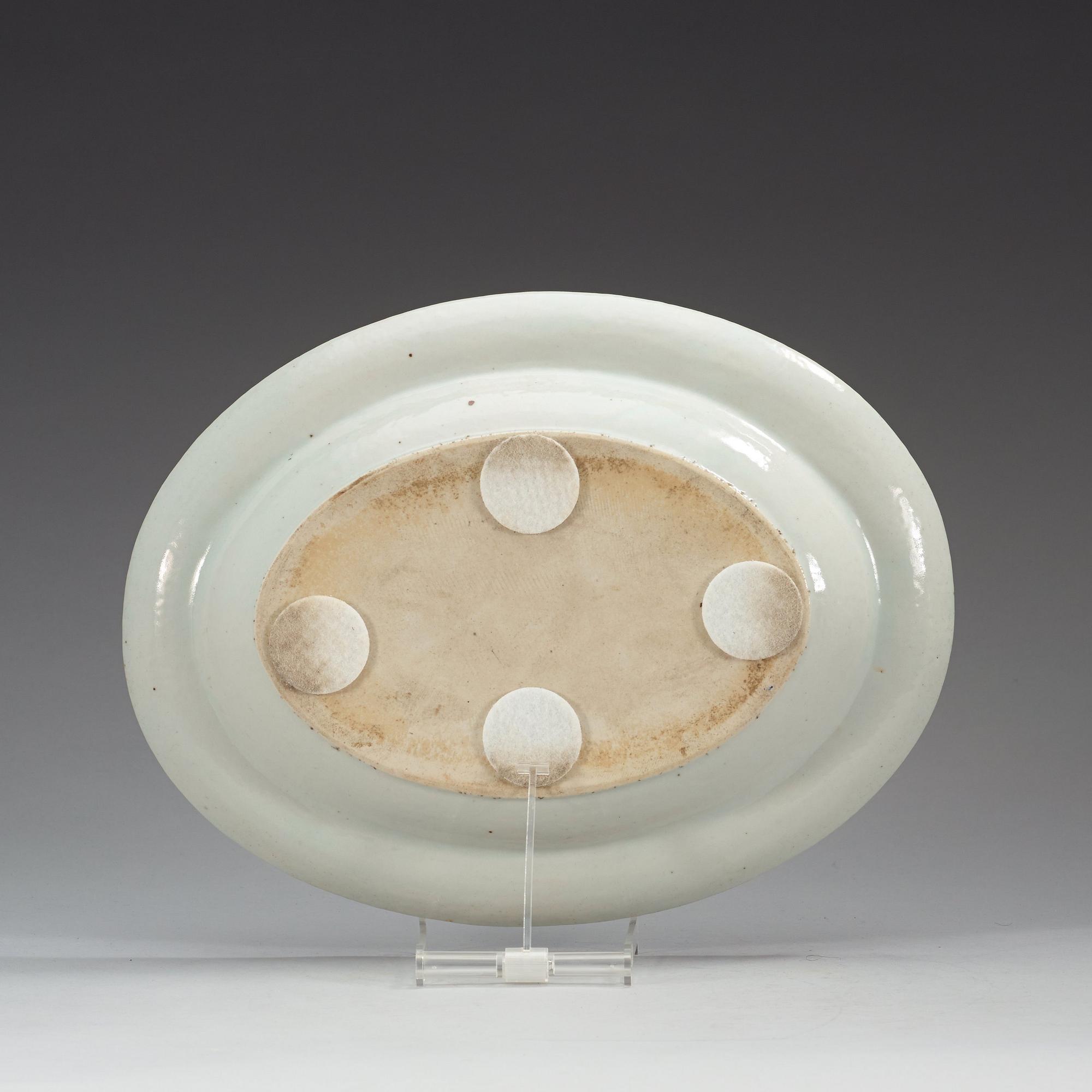 A blue and gold enamelled tureen with cover and stand, Qing dynasty, Jiaqing (1796-1820).