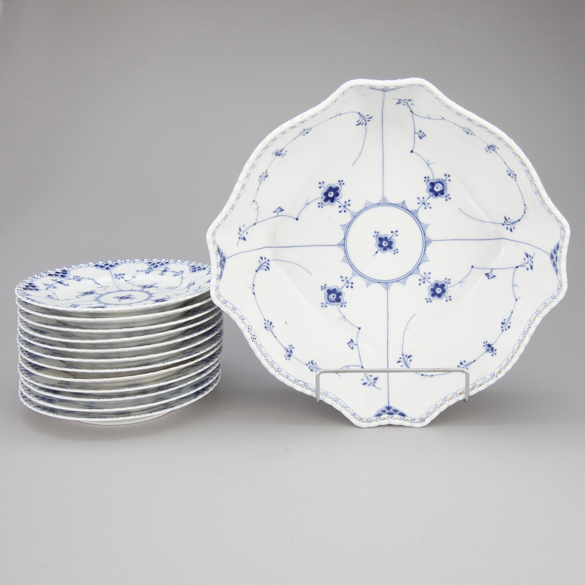 SKÅL samt TALLRIKAR, 12 st, porslin "Musselmalet" Royal Copenhagen, 1900-talets mitt.