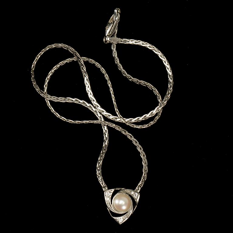 HALSBAND, 18 k vitguld med pärla samt diamanter. Alton, Falköping, 1992. Vikt ca 12 g.