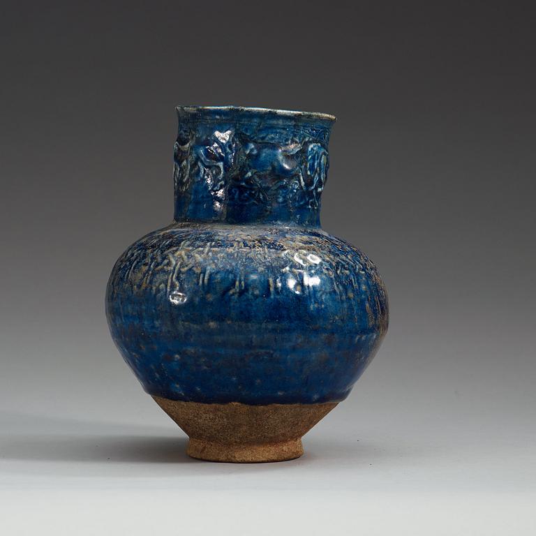 KANNA, lergods med blå glasyr. Höjd 18,5 cm. Persien (Iran) 1100-1200-tal, möjligen Rayy.