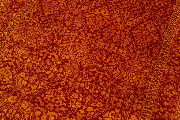 A carpet from Northern India / Pakistan, c, 290 x 200 cm.