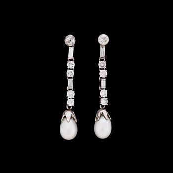 848. A pair of diamond and cultured pearl earrings, tot. app. 1.60 cts.