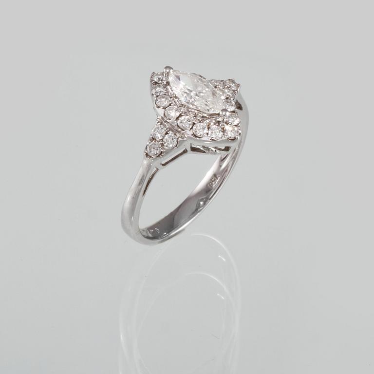 RING, 18k vitguld med briljantslipade diamanter ca 0.39 ct samt navettslipad diamant ca 0.44 ct. Vikt 3,2 gram.