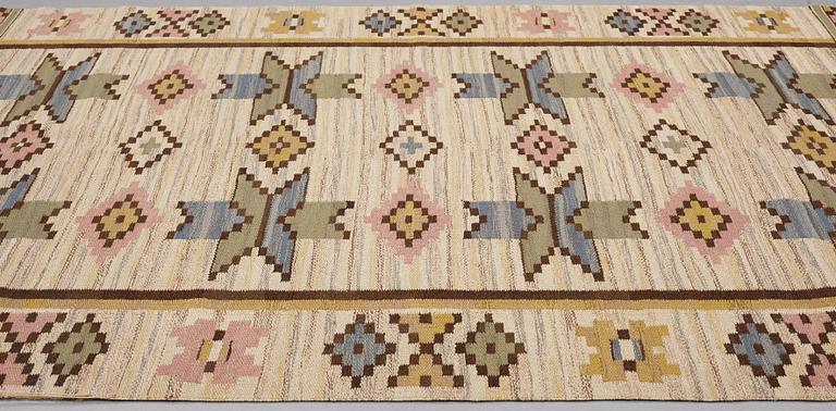 MÄRTA MÅÅS-FJETTERSTRÖM, MATTO, "Vit botten", flat weave, ca 252 x 154 cm, signed MMF.