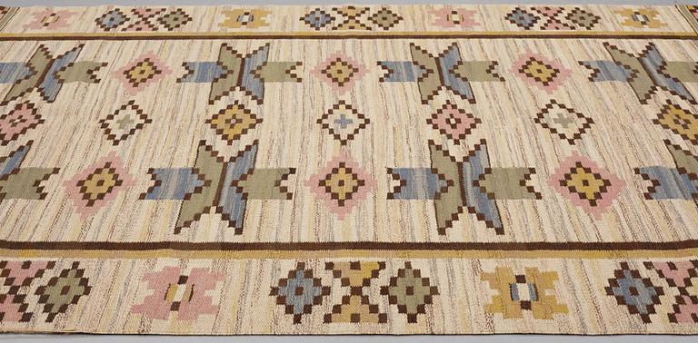 Märta Måås-Fjetterström, MÄRTA MÅÅS-FJETTERSTRÖM, A CARPET, "Vit botten", flat weave, ca 252 x 154 cm, signed MMF.