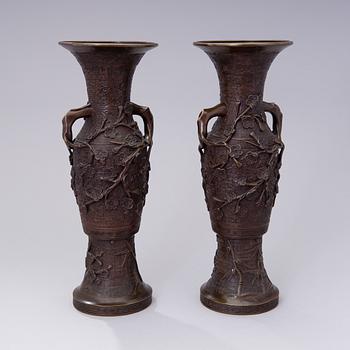 A pair of Chinese vases in patinated brass, turn of the 20th century .