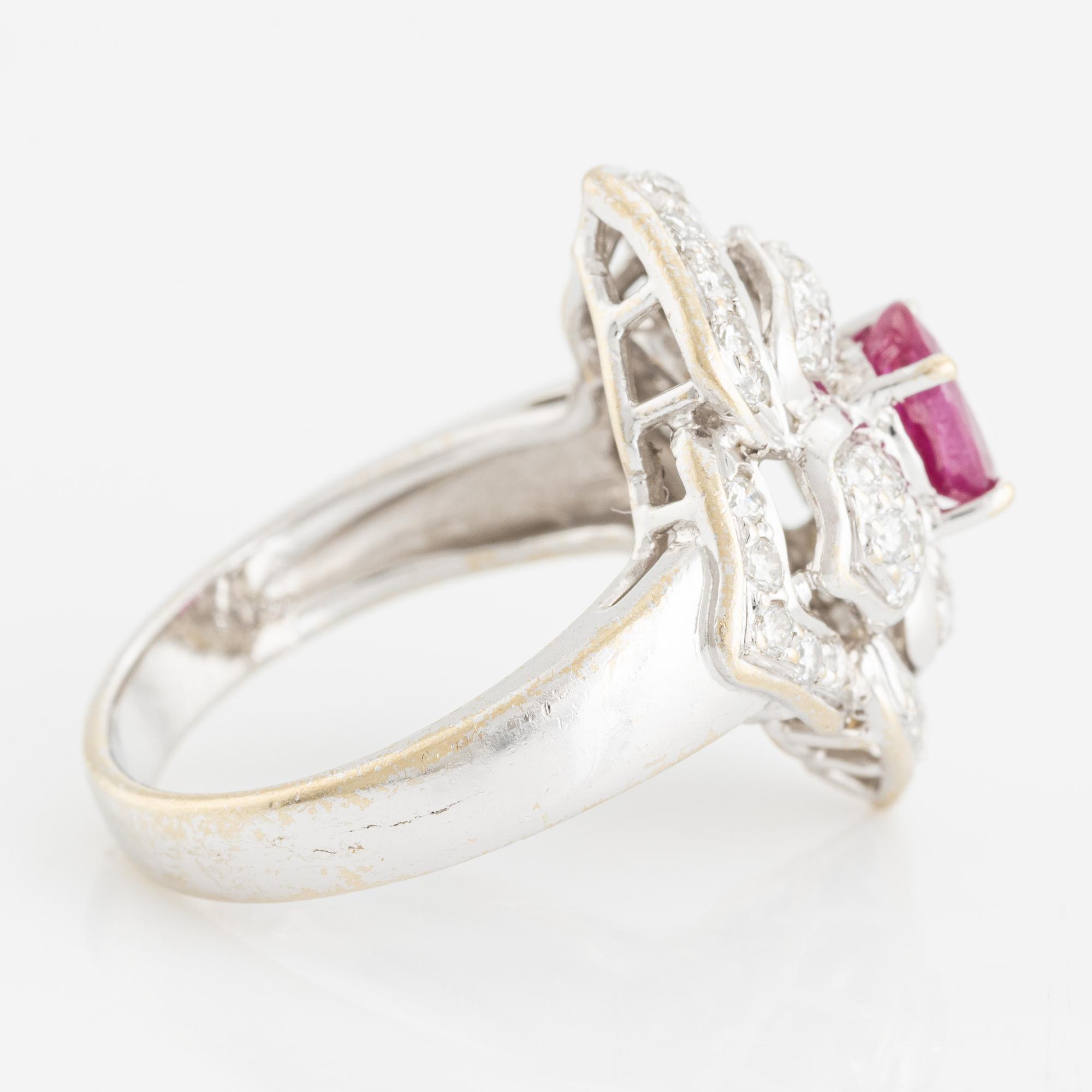 Ring, rubin med briljantslipade diamanter.