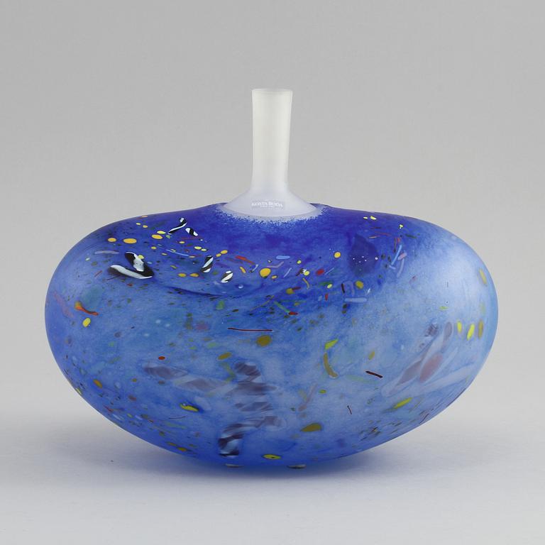 VAS, glas, Bertil Vallien, Kosta Boda Atelier, signerad och numrerad 8BVAAT 974025/1000.