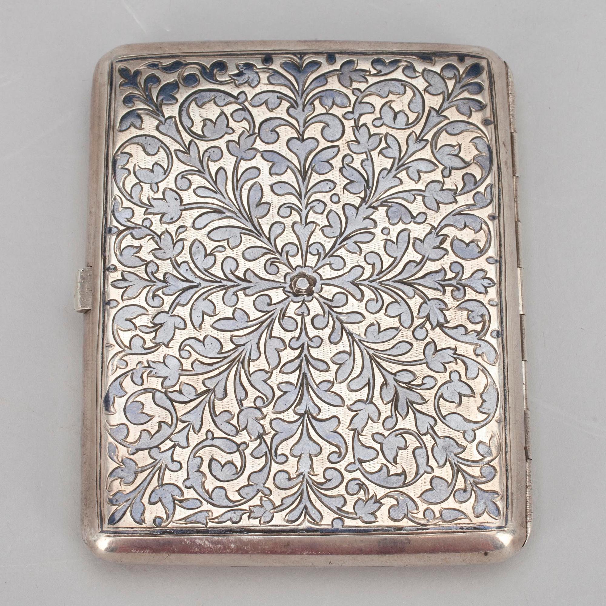 CIGARETTETUI, silver med niello dekor, Ryssland ca 1900. Vikt 121 g.
