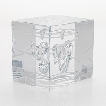 Oiva Toikka, an annual cube, signed Oiva Toikka Nuutajärvi 1987 and numbered 409/2000.