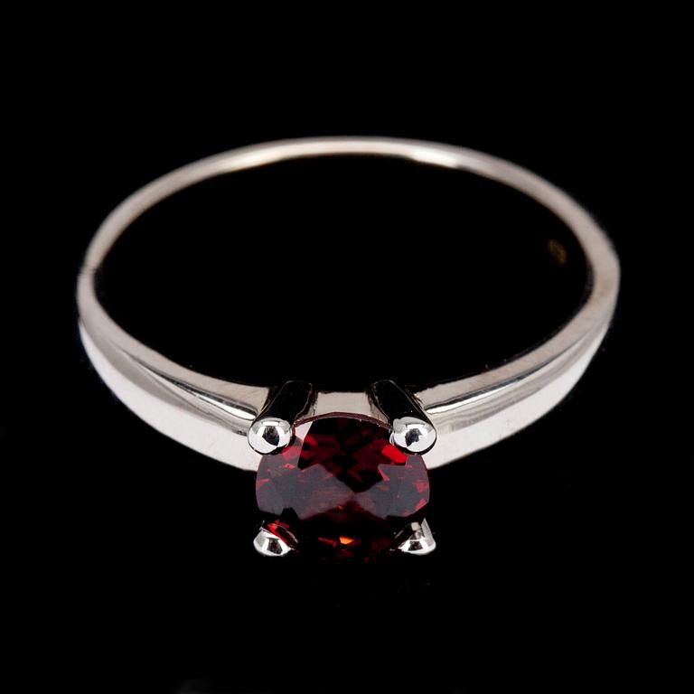 SORMUS, valkokultaa 14K ja briljanttihiontainen granaatti 1,04 ct. Paino 4,6 g.