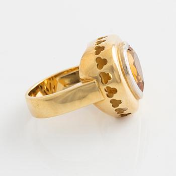 Ring, gold with heart-shaped citrine.