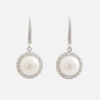 Örhängen med odlade akoya pärlor och briljantslipade diamanter.
