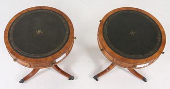 DRUMTABLES, ett par, engelsk stil, 1900-talets andra hälft.