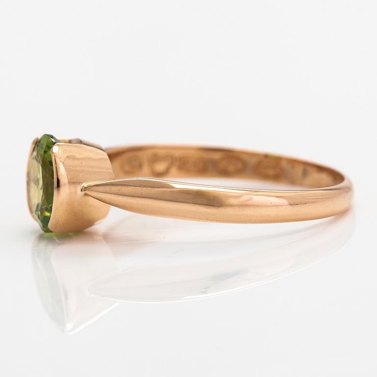 Ring, 18K guld och peridot. Kultateollisuus, Åbo 1917.