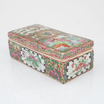 A Chinese Canton porcelain dish and box with cover, 19th century.