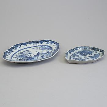 A blue and white leaf-shaped serving dish and a servingdish, Qing dynasty, Qianlong (1736-95).