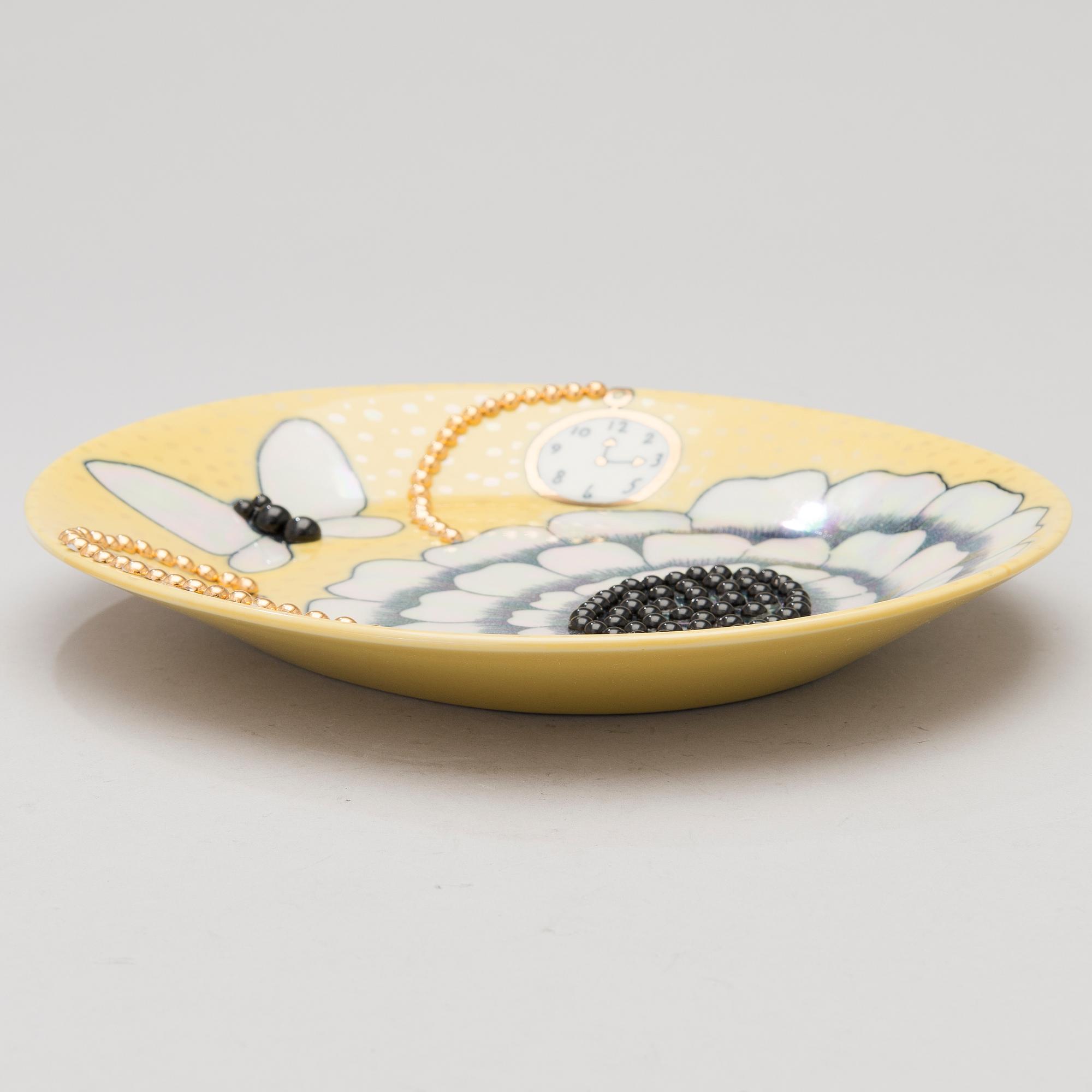 A ceramic dish marked Birger Kaipiainen, Arabia.