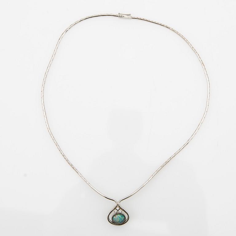Collier, 18K vitguld med opal och briljantslipade diamanter.