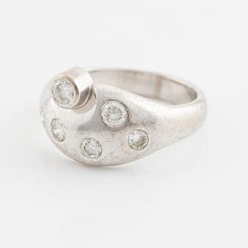 An 18K white gold ring set with round brilliant-cut diamonds.