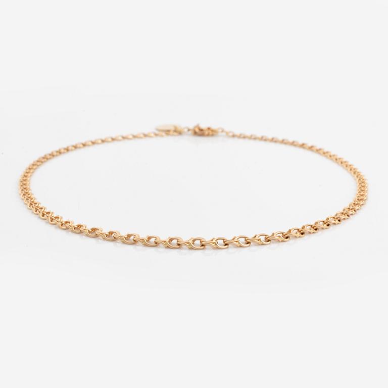 An 18K gold necklace.