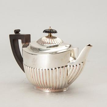 An English 19th century sivler tea pot marks of Walter & John Barnard,London 1881, total weight ca 480 gr.