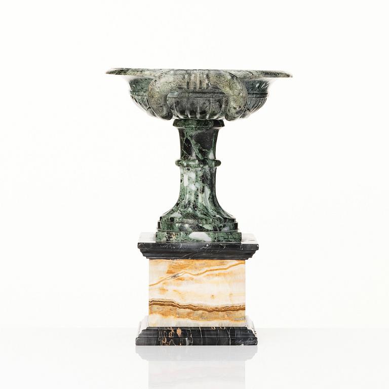 A presumably Italian marble and onyx tazza, around year 1900.