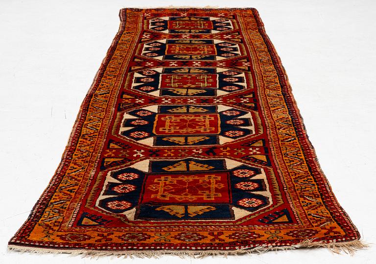 Gallerimatta, semiantik Adiyaman, sydöstra Anatolien, ca 345 x 100 cm.