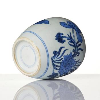 A blue and white dish and tea caddy, Tianqi/Chongzhen, mid 17th century.