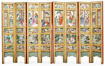 1434. VIKSKÄRM, åtta delar, porslin och trä. Qing dynastin, omkring 1800.