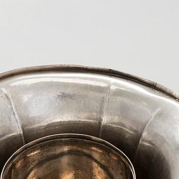 Carl Johan Tegelsten, A pair of Neo-Rococo silver champagne coolers/ vases, maker's mark of Carl Johan Tegelsten, Saint Petersburg 1849.