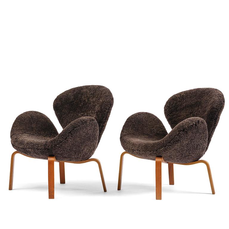 Arne Jacobsen, a pair´of “Swan” armchairs, Fritz Hansen, Denmark 1960s.