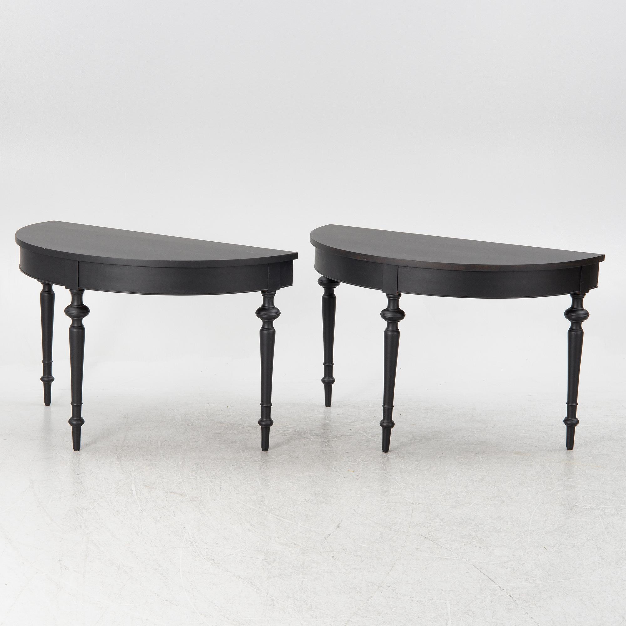 A dining table, late 19th century.