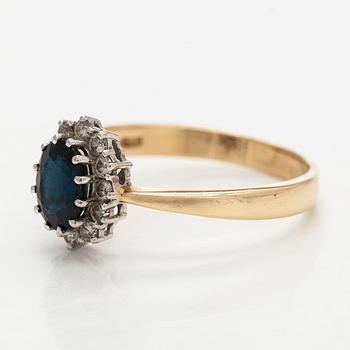 Sormus, viistehiottu safiiri, briljanttihiotut timantit, 14K kultaa.