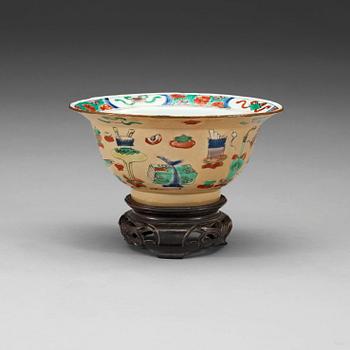 A famille verte bowl on café au lait ground, Qing dynasty, Kangxi (1662-1722).