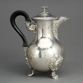 KAFFEKANNA, silver, rokokostil, troligen Francois-Julien Doyen, Paris, Frankrike, mitten 1800-talets. Tot ca 505 g.