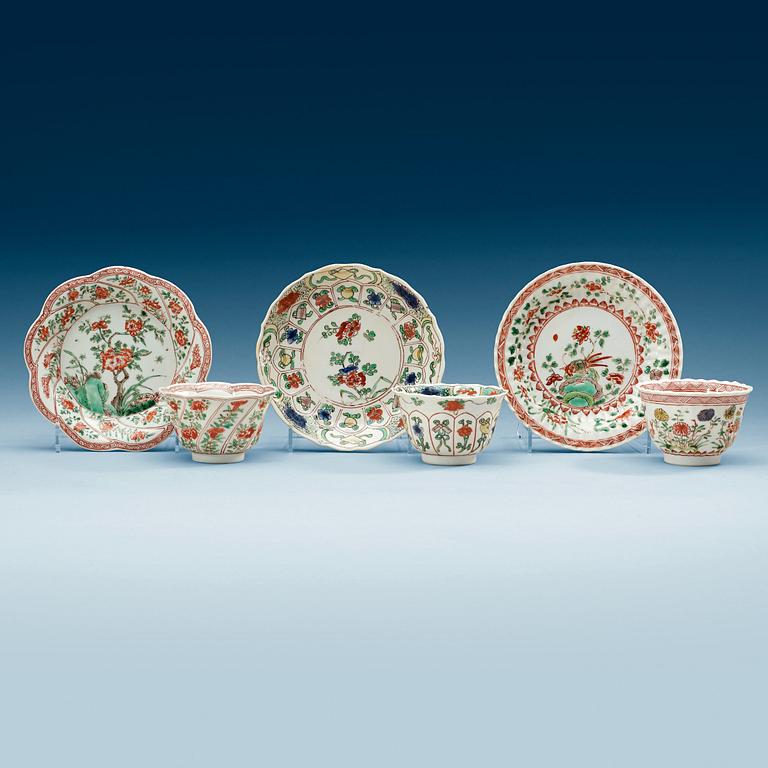 KOPPAR med FAT, tre stycken, kompaniporslin. Qing dynastin, Kangxi (1662-1722).