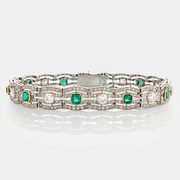 1108. A bracelet set with ten old-cut diamonds with a total weight of ca 2 cts and faceted emeralds.