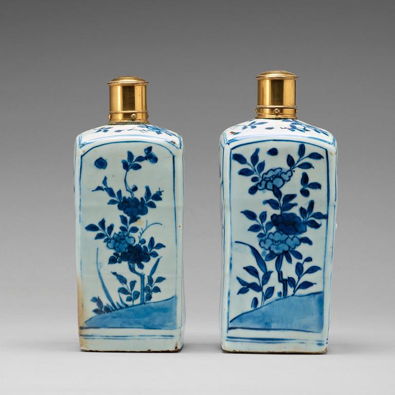 A pair of blue and white bottle flasks, Ming dynasty, Wanli (1572-1620).