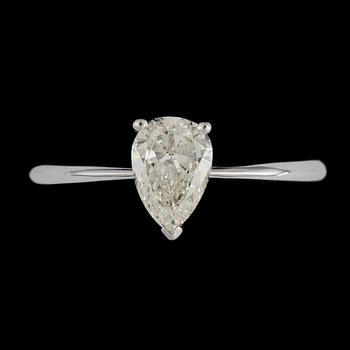 1185. RING, droppslipad diamant ca 1 ct. Kvalitet ca K/SI.