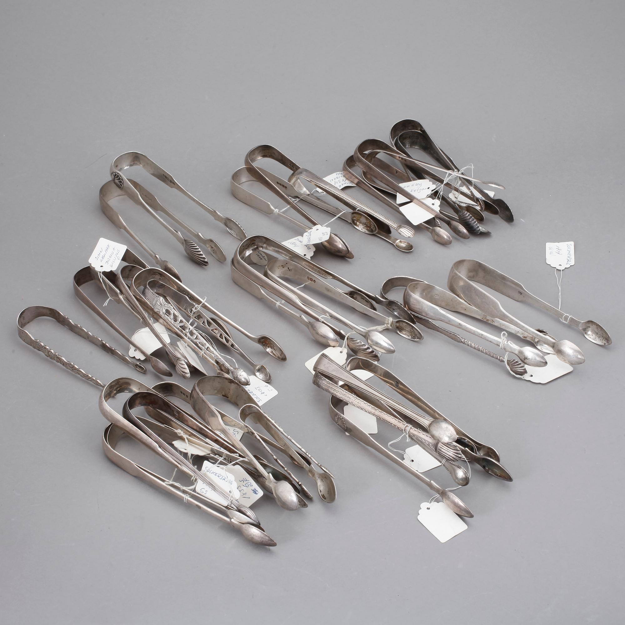 SAMLING SOCKERTÄNGER, 33 st, silver, mest England och London, 1700-1800-tal. Tot ca 1309 gram.