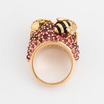 Cartier ring 18K guld och emalj med runda briljantslipade diamanter, safirer och smaragder.